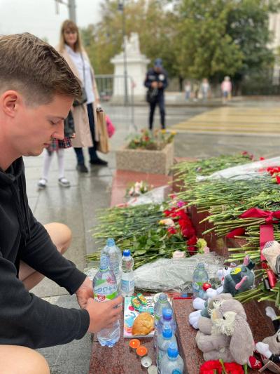 Возложение цветов к памятнику «В память о жертвах трагедии в Беслане»